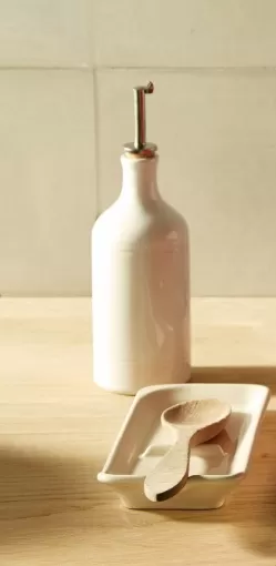 Подарочный набор Emile Henry: Бутылка для масла и подставка под ложку (крем)